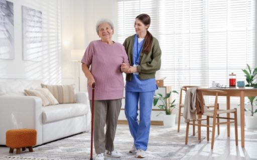 Aides à domicile : conditions d’obtention de la carte professionnelle