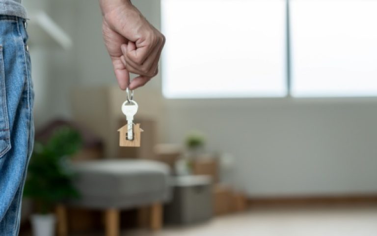 Logement de fonction : à restituer à la fin du CDI ?