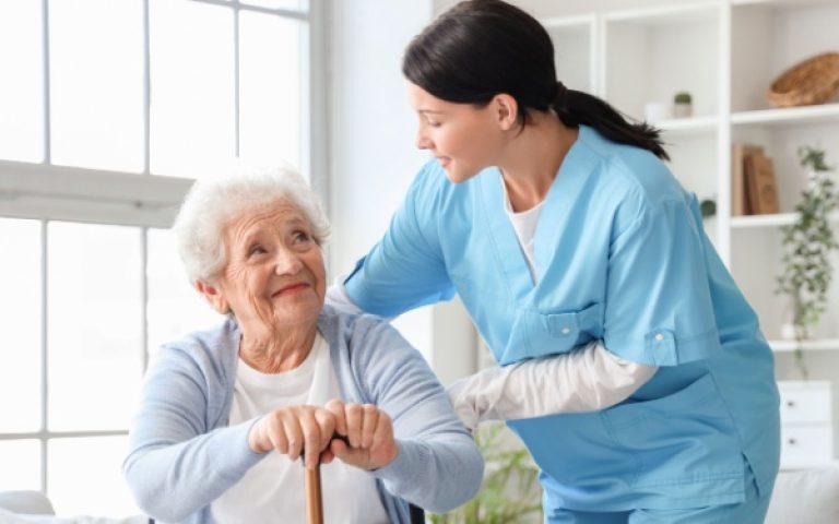 Établissements d’accueil sociaux et médico-sociaux : un contrôle possible des espaces privatifs des résidents ?