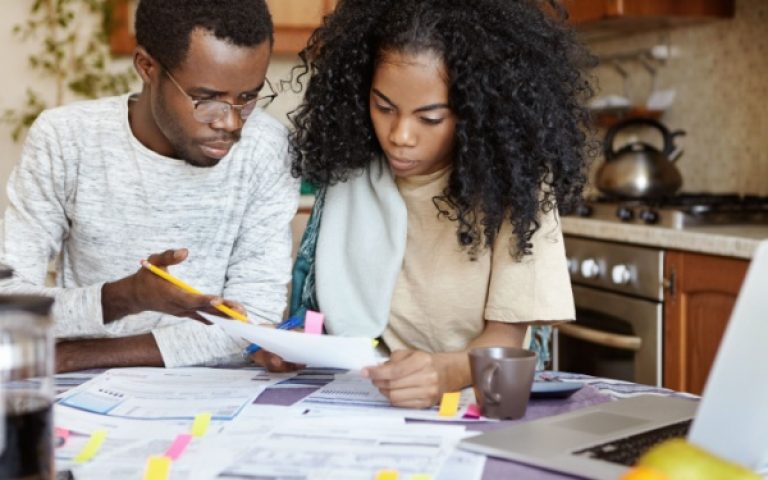 C’est l’histoire d’un couple qui rappelle à l’administration qu’un couple, c’est deux personnes…