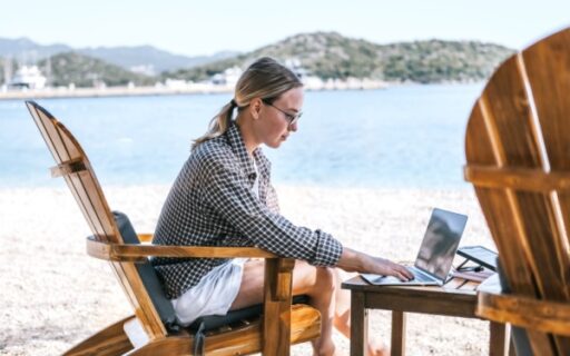 Télétravail depuis le lieu de vacances : possible ?