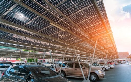 Panneaux photovoltaïques et équipement des parkings : un délai supplémentaire ?