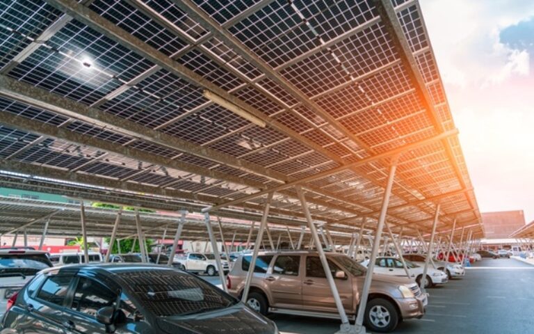 Panneaux photovoltaïques et équipement des parkings : un délai supplémentaire ?