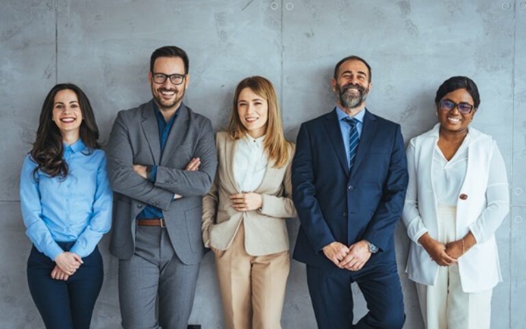 Costumes, cravates et tailleurs : des dépenses vestimentaires fiscalement déductibles ?
